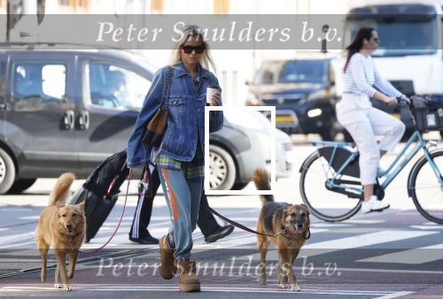 Amsterdam 5 maart 2026
Annekee Molenaar met hun 2 honden op straat in Amsterdam zuid.