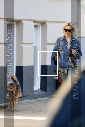 Amsterdam 5 maart 2026
Annekee Molenaar met hun 2 honden op straat in Amsterdam zuid.