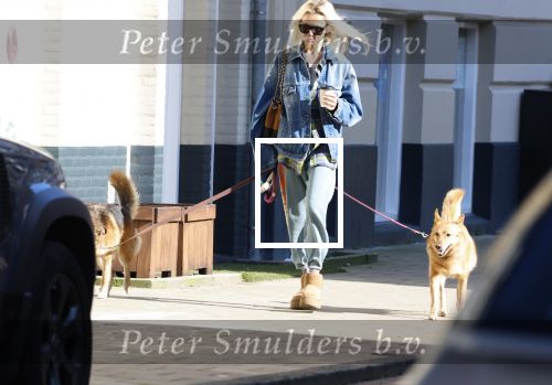 Amsterdam 5 maart 2026
Annekee Molenaar met hun 2 honden op straat in Amsterdam zuid.