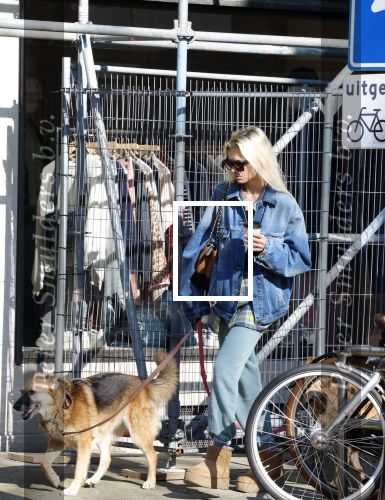 Amsterdam 5 maart 2026
Annekee Molenaar met hun 2 honden op straat in Amsterdam zuid.