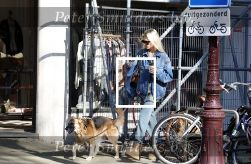 Amsterdam 5 maart 2026
Annekee Molenaar met hun 2 honden op straat in Amsterdam zuid.