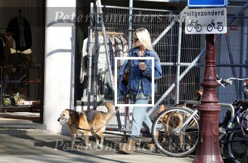 Amsterdam 5 maart 2026
Annekee Molenaar met hun 2 honden op straat in Amsterdam zuid.