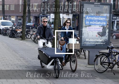 Amsterdam 8 maart 2026
Art Rooijkkers met zijn vrouw Karlijn Gudden met de bakfiets in Amsterdam zuid.