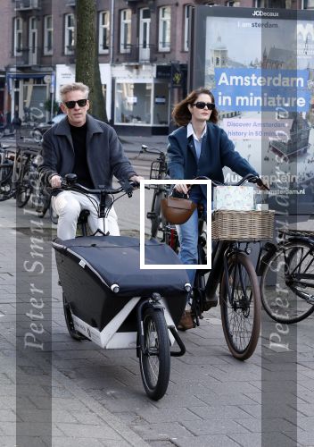 Amsterdam 8 maart 2026
Art Rooijkkers met zijn vrouw Karlijn Gudden met de bakfiets in Amsterdam zuid.