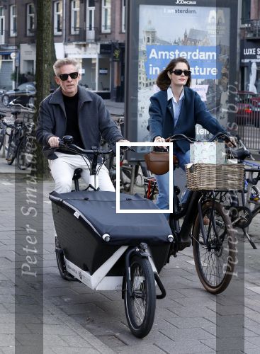 Amsterdam 8 maart 2026
Art Rooijkkers met zijn vrouw Karlijn Gudden met de bakfiets in Amsterdam zuid.