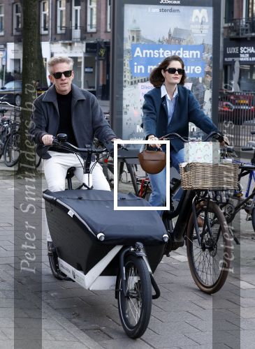 Amsterdam 8 maart 2026
Art Rooijkkers met zijn vrouw Karlijn Gudden met de bakfiets in Amsterdam zuid.