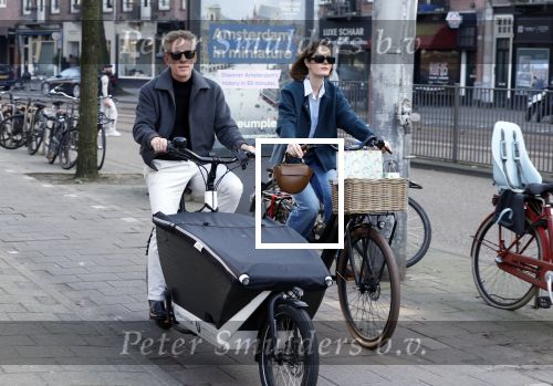 Amsterdam 8 maart 2026
Art Rooijkkers met zijn vrouw Karlijn Gudden met de bakfiets in Amsterdam zuid.