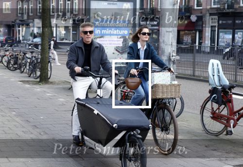 Amsterdam 8 maart 2026
Art Rooijkkers met zijn vrouw Karlijn Gudden met de bakfiets in Amsterdam zuid.