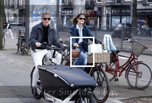 Amsterdam 8 maart 2026
Art Rooijkkers met zijn vrouw Karlijn Gudden met de bakfiets in Amsterdam zuid.