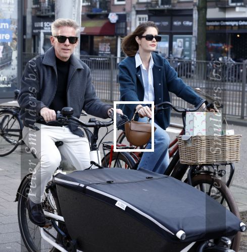 Amsterdam 8 maart 2026
Art Rooijkkers met zijn vrouw Karlijn Gudden met de bakfiets in Amsterdam zuid.