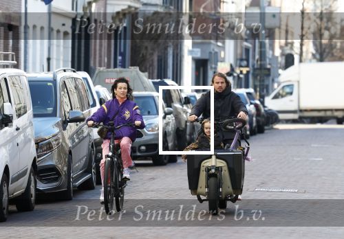 Amsterdam 2 maart 2026
Birgit Schuurman (47) is gelukkig met haar vriend, personal trainer Sander van Haarlem. Samen kregen zij op 31 december 2021 een zoon genaamd Jimi. Hier ijden ze op de fiets en de bakfiets bij het vondelpark