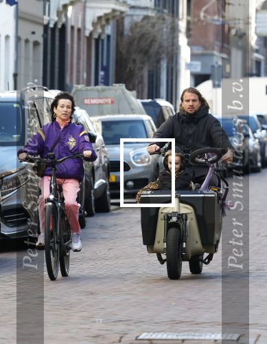 Amsterdam 2 maart 2026
Birgit Schuurman (47) is gelukkig met haar vriend, personal trainer Sander van Haarlem. Samen kregen zij op 31 december 2021 een zoon genaamd Jimi. Hier ijden ze op de fiets en de bakfiets bij het vondelpark