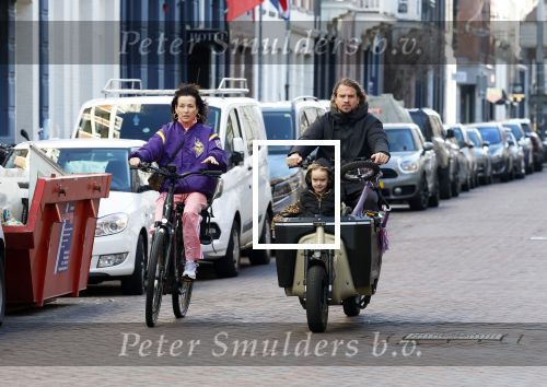 Amsterdam 2 maart 2026
Birgit Schuurman (47) is gelukkig met haar vriend, personal trainer Sander van Haarlem. Samen kregen zij op 31 december 2021 een zoon genaamd Jimi. Hier ijden ze op de fiets en de bakfiets bij het vondelpark
