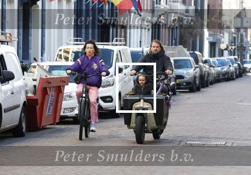 Amsterdam 2 maart 2026
Birgit Schuurman (47) is gelukkig met haar vriend, personal trainer Sander van Haarlem. Samen kregen zij op 31 december 2021 een zoon genaamd Jimi. Hier ijden ze op de fiets en de bakfiets bij het vondelpark