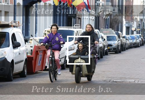 Amsterdam 2 maart 2026
Birgit Schuurman (47) is gelukkig met haar vriend, personal trainer Sander van Haarlem. Samen kregen zij op 31 december 2021 een zoon genaamd Jimi. Hier ijden ze op de fiets en de bakfiets bij het vondelpark