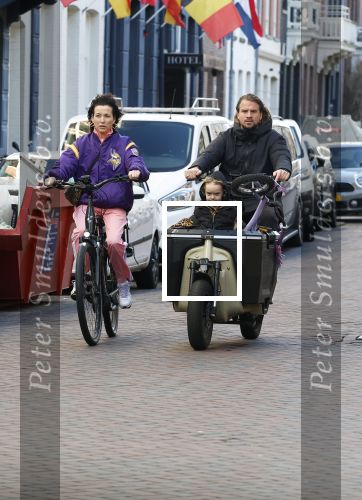 Amsterdam 2 maart 2026
Birgit Schuurman (47) is gelukkig met haar vriend, personal trainer Sander van Haarlem. Samen kregen zij op 31 december 2021 een zoon genaamd Jimi. Hier ijden ze op de fiets en de bakfiets bij het vondelpark