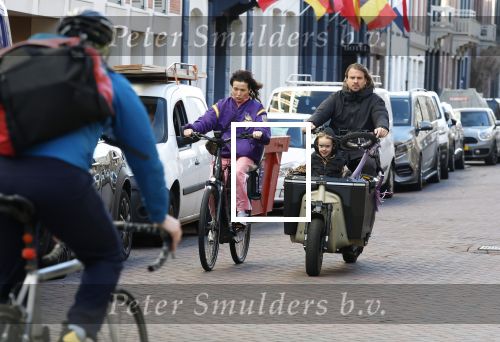 Amsterdam 2 maart 2026
Birgit Schuurman (47) is gelukkig met haar vriend, personal trainer Sander van Haarlem. Samen kregen zij op 31 december 2021 een zoon genaamd Jimi. Hier ijden ze op de fiets en de bakfiets bij het vondelpark