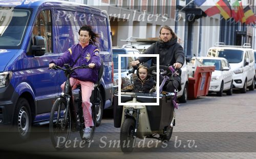 Amsterdam 2 maart 2026
Birgit Schuurman (47) is gelukkig met haar vriend, personal trainer Sander van Haarlem. Samen kregen zij op 31 december 2021 een zoon genaamd Jimi. Hier ijden ze op de fiets en de bakfiets bij het vondelpark