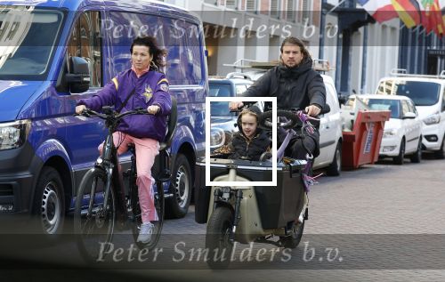 Amsterdam 2 maart 2026
Birgit Schuurman (47) is gelukkig met haar vriend, personal trainer Sander van Haarlem. Samen kregen zij op 31 december 2021 een zoon genaamd Jimi. Hier ijden ze op de fiets en de bakfiets bij het vondelpark