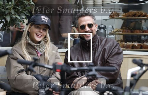 Amsterdam 7 maart 2026
Chantal Janzen en haar man Marco Geeratz drinken koffietje op terras in Amsterdam zuid