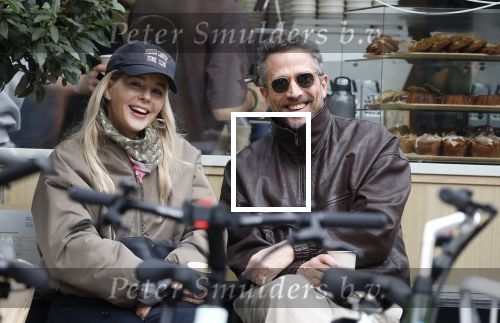 Amsterdam 7 maart 2026
Chantal Janzen en haar man Marco Geeratz drinken koffietje op terras in Amsterdam zuid