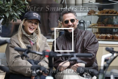 Amsterdam 7 maart 2026
Chantal Janzen en haar man Marco Geeratz drinken koffietje op terras in Amsterdam zuid