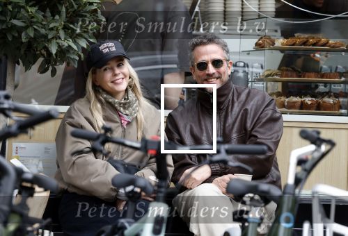 Amsterdam 7 maart 2026
Chantal Janzen en haar man Marco Geeratz drinken koffietje op terras in Amsterdam zuid