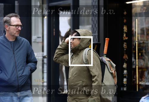 Amsterdam 24 maart 2026
Daniel Arends op de pc hooftstraat met een muts op