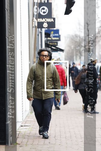 Amsterdam 24 maart 2026
Daniel Arends op de pc hooftstraat met een muts op