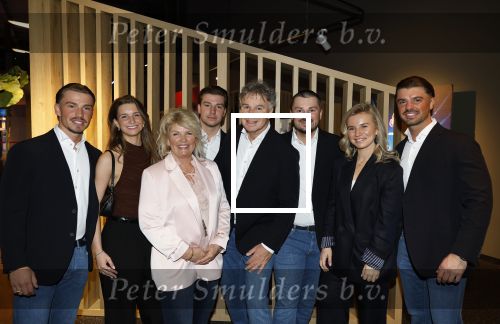 Leidschendam 25 maart 2025
De Bogaartjes hebben een feestje georganiseerd . Aanwezig  Rene Bogaart en zijn vrouw Sandra Bogaart .
Ook Don en Robin , Mitch en Robin Kim en Amisha Joe en Liv Pam en Finn en Opa Bogaart waren aanwezig .