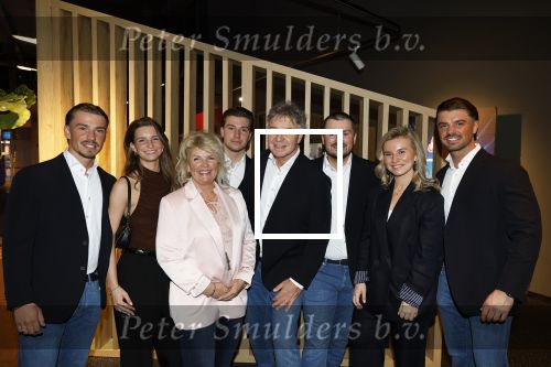 Leidschendam 25 maart 2025
De Bogaartjes hebben een feestje georganiseerd . Aanwezig  Rene Bogaart en zijn vrouw Sandra Bogaart .
Ook Don en Robin , Mitch en Robin Kim en Amisha Joe en Liv Pam en Finn en Opa Bogaart waren aanwezig .