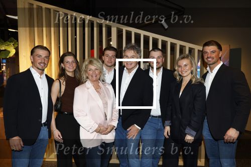 Leidschendam 25 maart 2025
De Bogaartjes hebben een feestje georganiseerd . Aanwezig  Rene Bogaart en zijn vrouw Sandra Bogaart .
Ook Don en Robin , Mitch en Robin Kim en Amisha Joe en Liv Pam en Finn en Opa Bogaart waren aanwezig .