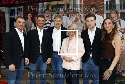 Leidschendam 25 maart 2025
De Bogaartjes hebben een feestje georganiseerd . Aanwezig  Rene Bogaart en zijn vrouw Sandra Bogaart .
Ook Don en Robin , Mitch en Robin Kim en Amisha Joe en Liv Pam en Finn en Opa Bogaart waren aanwezig .