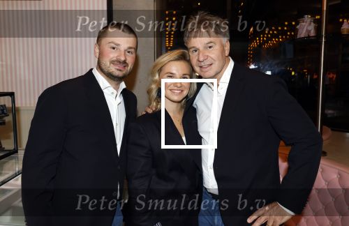Leidschendam 25 maart 2025
De Bogaartjes hebben een feestje georganiseerd . Aanwezig  Rene Bogaart en zijn vrouw Sandra Bogaart .
Ook Don en Robin , Mitch en Robin Kim en Amisha Joe en Liv Pam en Finn en Opa Bogaart waren aanwezig .