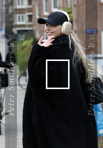 Amsterdam 17 maart 2026
Emma Heesters met koptelefoon op straat in Amsterdam zuid.
