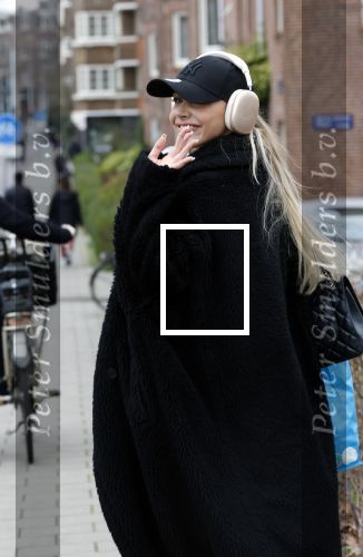 Amsterdam 17 maart 2026
Emma Heesters met koptelefoon op straat in Amsterdam zuid.