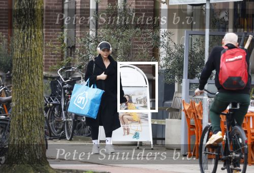 Amsterdam 17 maart 2026
Emma Heesters met koptelefoon op straat in Amsterdam zuid.