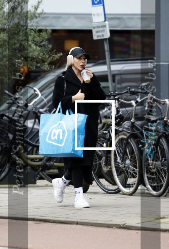 Amsterdam 17 maart 2026
Emma Heesters met koptelefoon op straat in Amsterdam zuid.