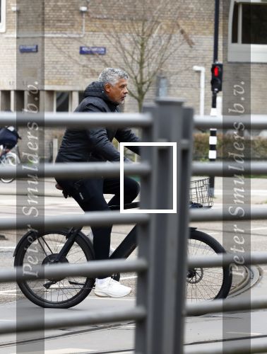 Amsterdam 17 maart 2026
Frank Rijkaard op zijn electrische fiets in Amsterdam zuid.