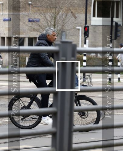 Amsterdam 17 maart 2026
Frank Rijkaard op zijn electrische fiets in Amsterdam zuid.