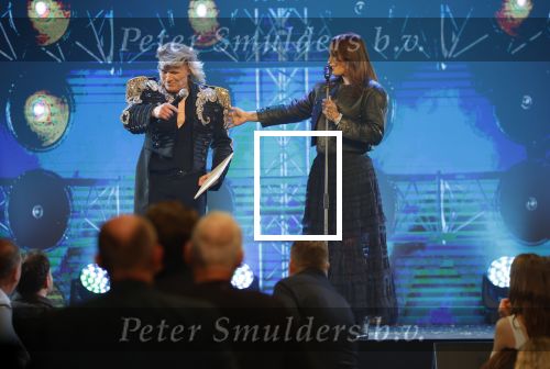 Amsterdam 27 maart 2026
Hans Klok kondigt Glennis Grace aan . Glennis gaat het komende jaar wekelijks optreden in the Harbour Club .