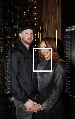Amsterdam 27 maart 2026
Hans Klok kondigt Glennis Grace aan . Glennis gaat het komende jaar wekelijks optreden in the Harbour Club . Glennis met haar vriend Eddy Reijner