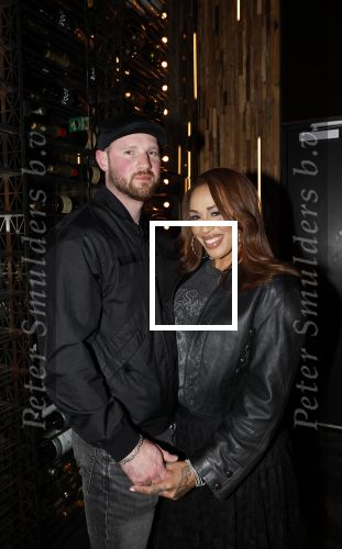 Amsterdam 27 maart 2026
Hans Klok kondigt Glennis Grace aan . Glennis gaat het komende jaar wekelijks optreden in the Harbour Club . Glennis met haar vriend Eddy Reijner