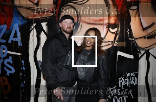 Amsterdam 27 maart 2026
Hans Klok kondigt Glennis Grace aan . Glennis gaat het komende jaar wekelijks optreden in the Harbour Club . Glennis met haar vriend Eddy Reijner