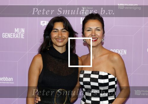 Amsterdam 13 maart 2026
Boekenbal 2026 in de schouwburg van Amsterdam. Gunay Uslu met dochter