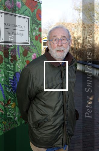 Amsterdam 1 maart 2026
Presentatie boek Lies Visschedijk bij de botanische tuin . Hans Dorrestijn reikte het eerste exemplaar uit .