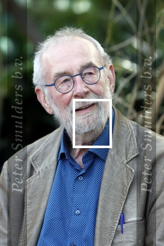 Amsterdam 1 maart 2026
Presentatie boek Lies Visschedijk bij de botanische tuin . Hans Dorrestijn reikte het eerste exemplaar uit .