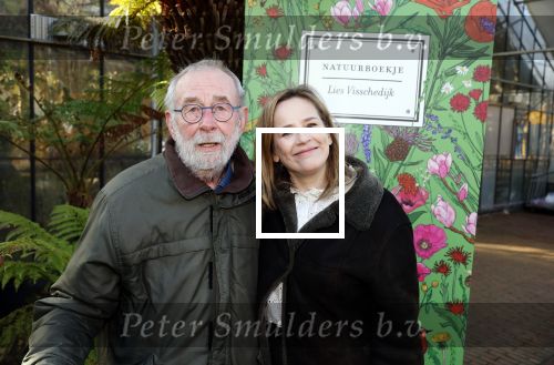 Amsterdam 1 maart 2026
Presentatie boek Lies Visschedijk bij de botanische tuin . Hans Dorrestijn reikte het eerste exemplaar uit .