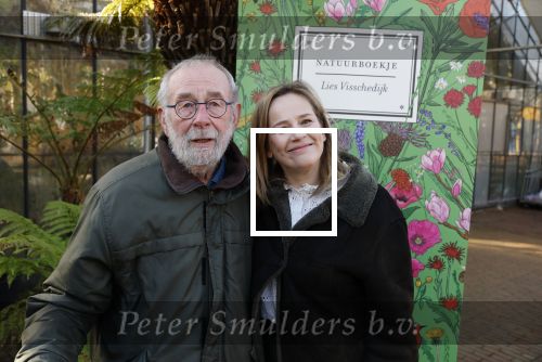 Amsterdam 1 maart 2026
Presentatie boek Lies Visschedijk bij de botanische tuin . Hans Dorrestijn reikte het eerste exemplaar uit .