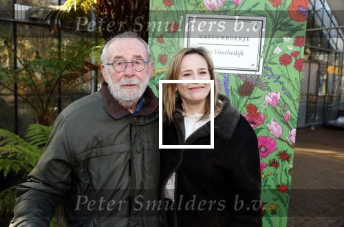 Amsterdam 1 maart 2026
Presentatie boek Lies Visschedijk bij de botanische tuin . Hans Dorrestijn reikte het eerste exemplaar uit .